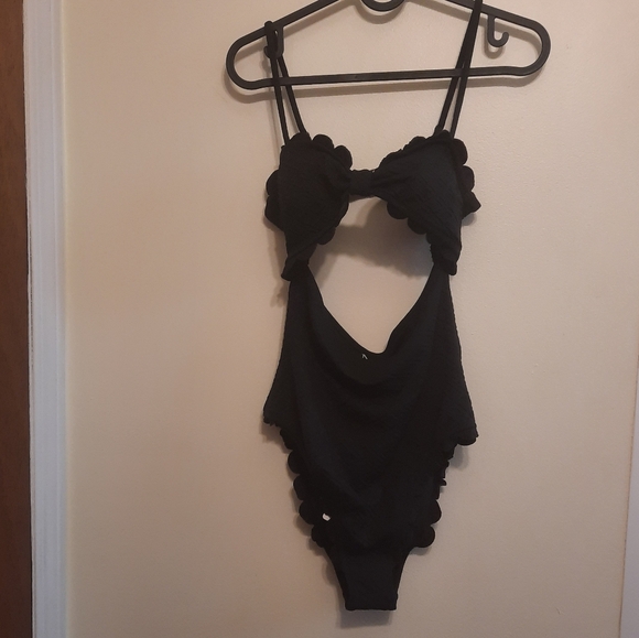 NWT Cupshe Black Textured Scallop Edge One Piece Swimsuit - Picture 6 of 16